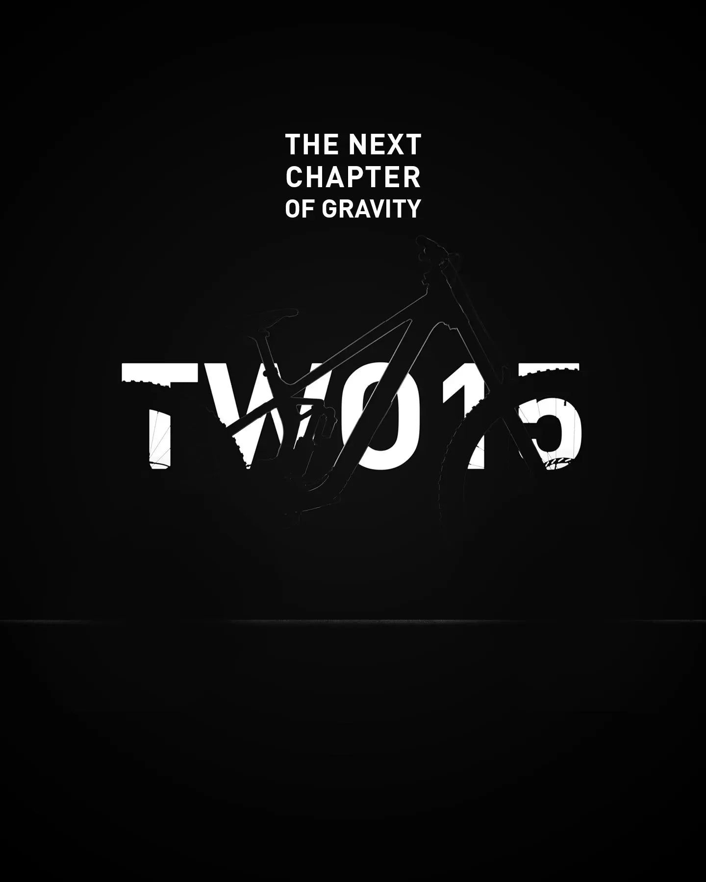 Dunkles Bild zeigt die Silhouette eines Fahrrads mit dem Schriftzug "THE NEXT CHAPTER OF GRAVITY" und "TW015" im Hintergrund.