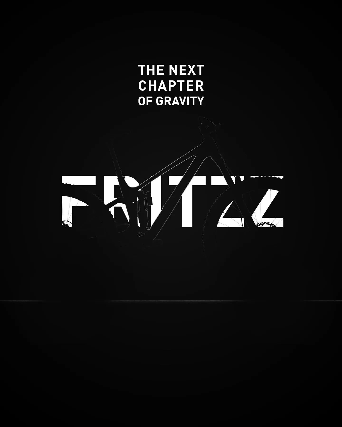 Silhouette eines modernen Mountainbikes, Schriftzug "The Next Chapter of Gravity" und "FRITZ" im Hintergrund.