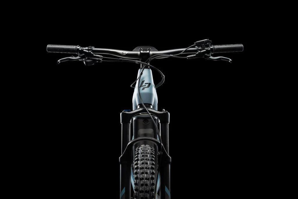 Vordere Ansicht eines modernen Mountainbikes mit breitem Lenker und grobem Reifenprofil vor schwarzem Hintergrund.