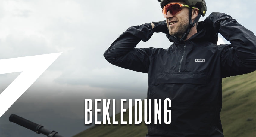 Mann in ION Fahrradjacke und Helm im Freien, vorbereitet für eine Radtour.