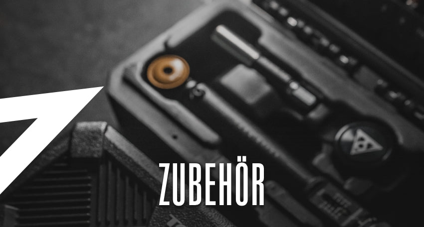 Werkzeugkoffer mit verschiedenen Zubehörteilen; ideal für Heimwerker oder Hobbybastler.