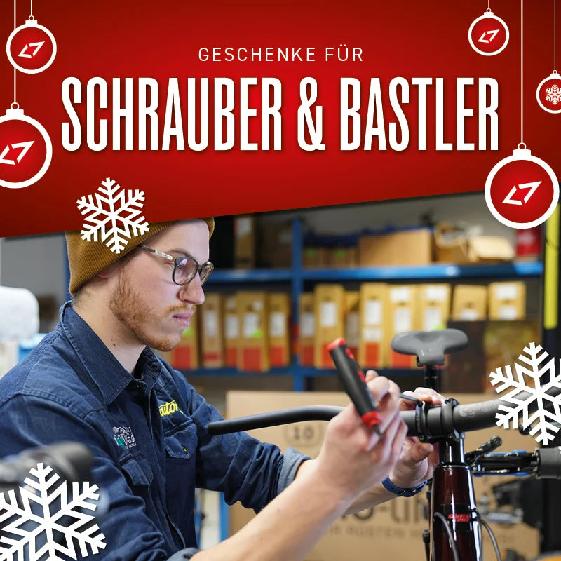 Mann repariert Fahrrad in Werkstatt, Geschenkideen für Schrauber und Bastler, weihnachtliches Design mit Schneeflocken.
