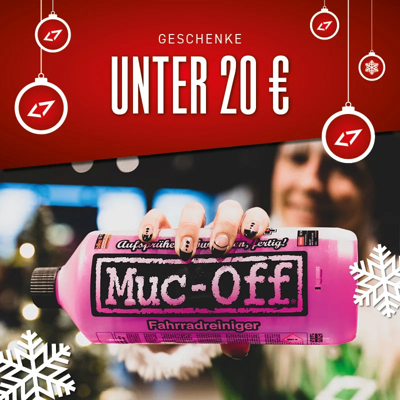 Fahrradreiniger von Muc-Off, perfekte Geschenkidee unter 20 €, wird von Hand präsentiert, weihnachtlich dekoriert.