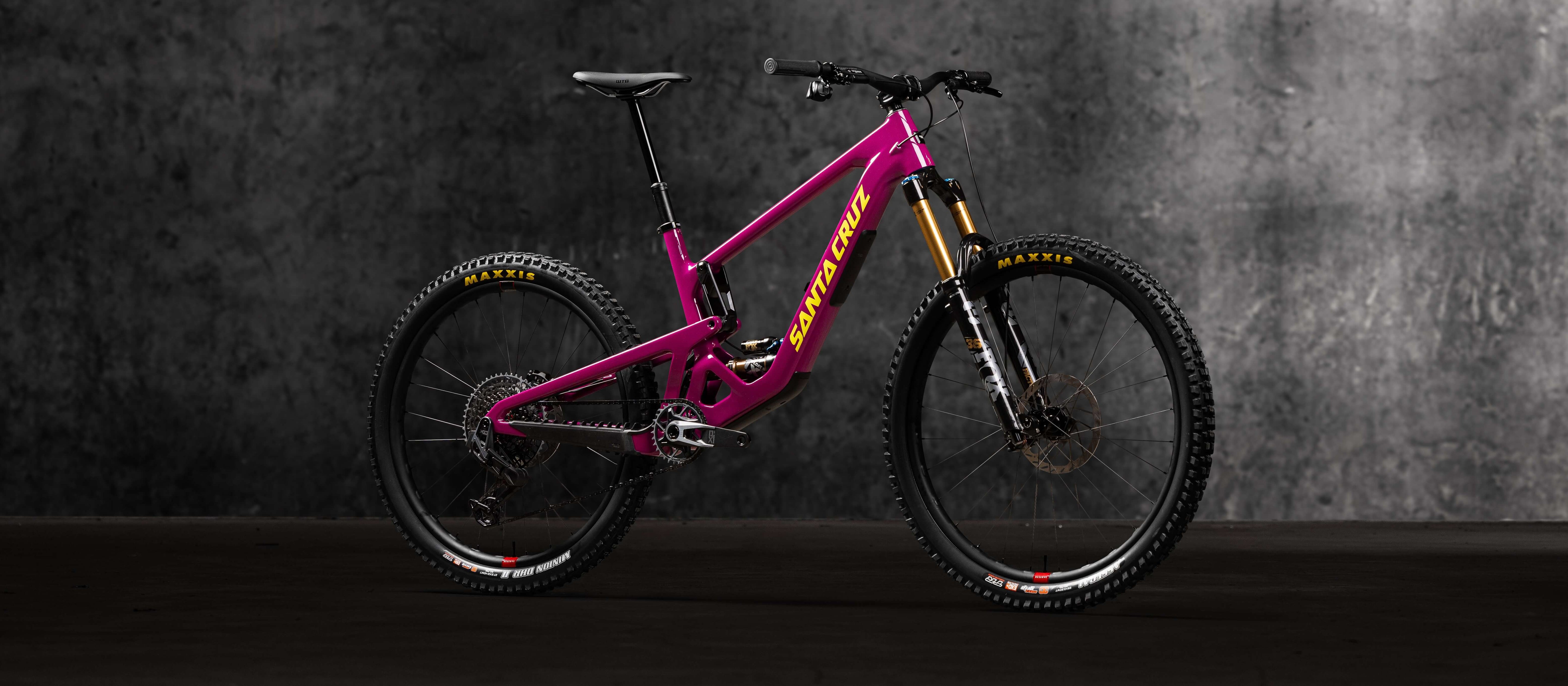 Santa Cruz Bronson Mountainbike in Pink, geeignet für Offroad-Fahrten, mit robustem Rahmen und modernen Komponenten.
