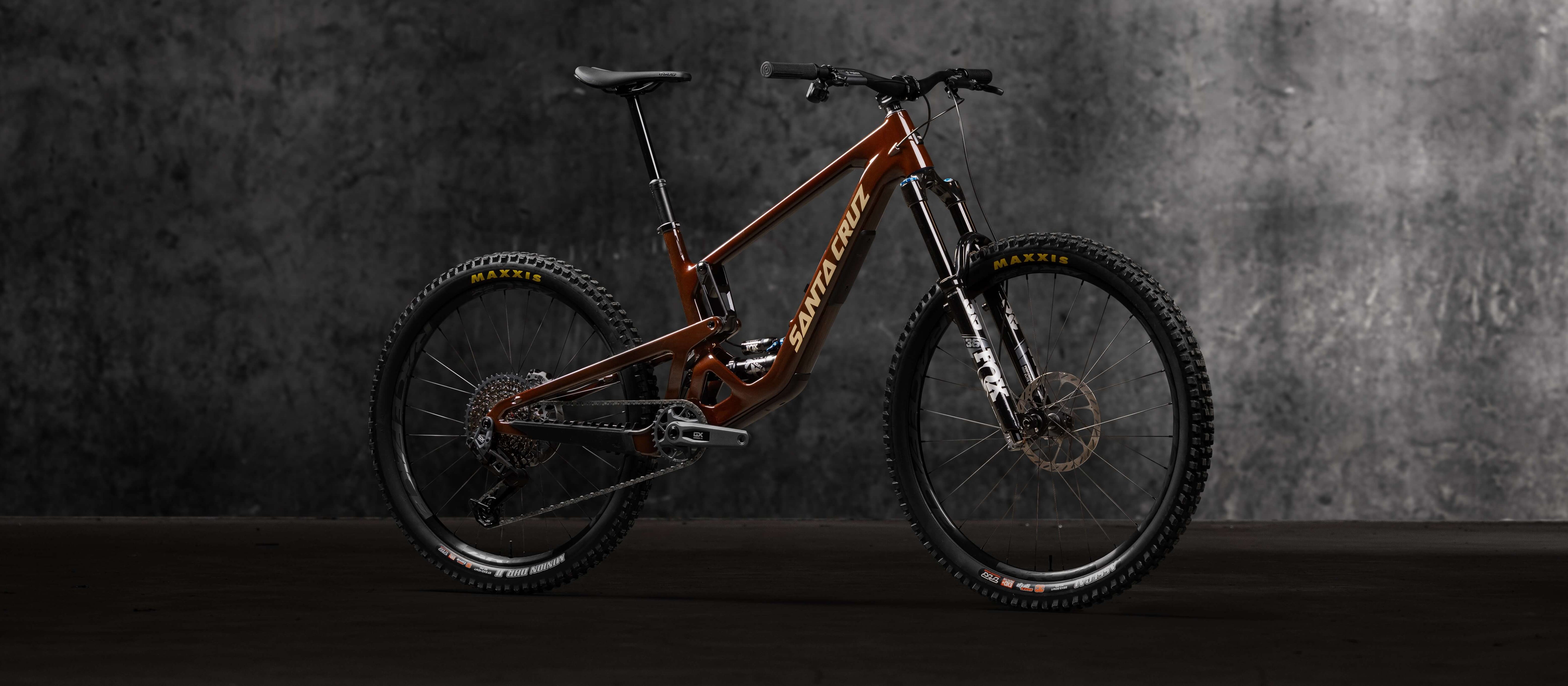 Santa Cruz Bronson Mountainbike in Braun, geeignet für Geländefahrten, mit robustem Rahmen und Scheibenbremsen.