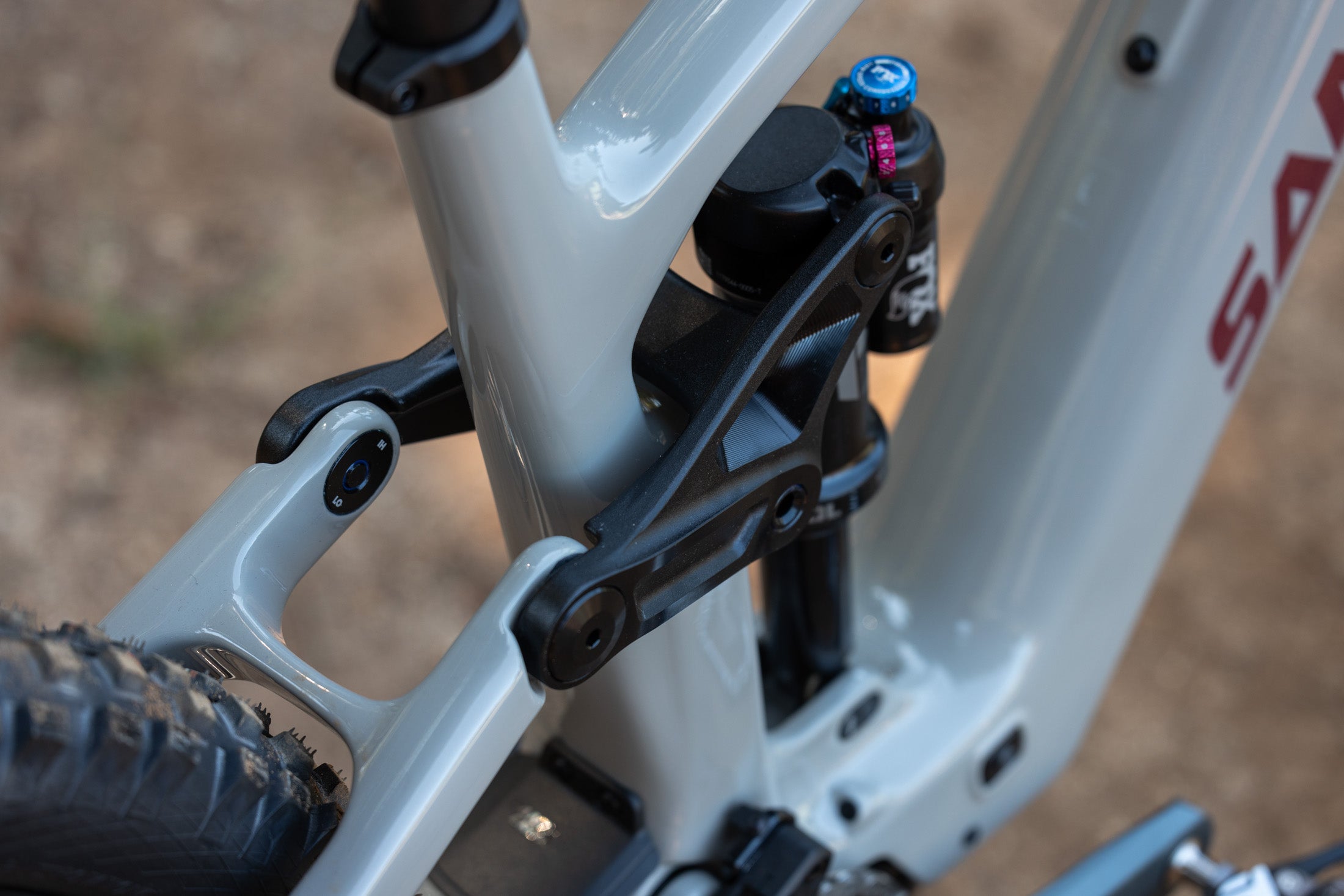 Nahaufnahme eines Santa Cruz Vala Mountainbike-Hinterbaus mit Federung und Rahmendetails in grauer Farbe.