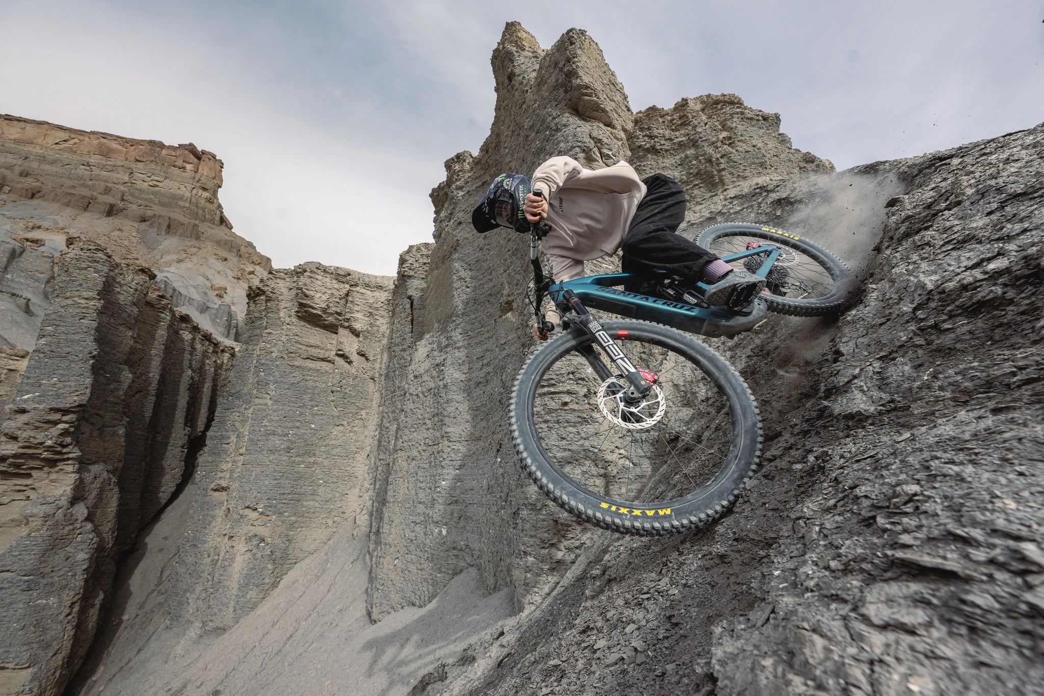 Mountainbiker fährt das Santa Cruz Bullit Freebike steilen Felsen hinunter. Abenteuer in rauem Gelände.