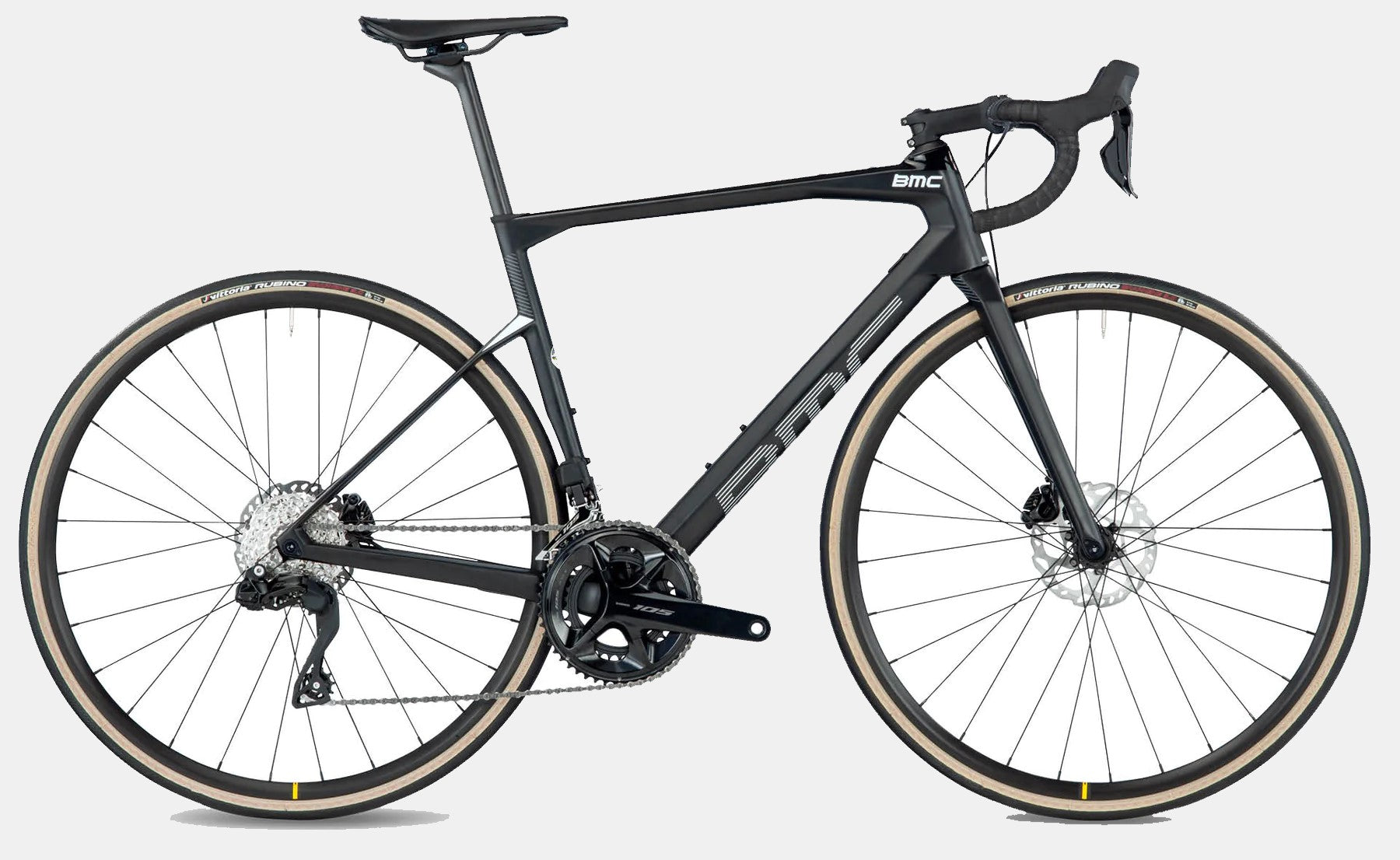 Schwarzes Rennrad BMC Roadmachine mit Carbonrahmen und Scheibenbremsen, ideal für sportliche Fahrer und lange Strecken.