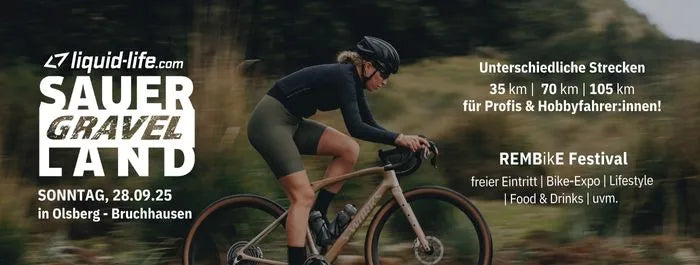 Radfahrerin auf einem Gravelbike im Gelände, Werbung für Sauer Gravel Land Event am 28.09.25 in Olsberg-Bruchhausen.
