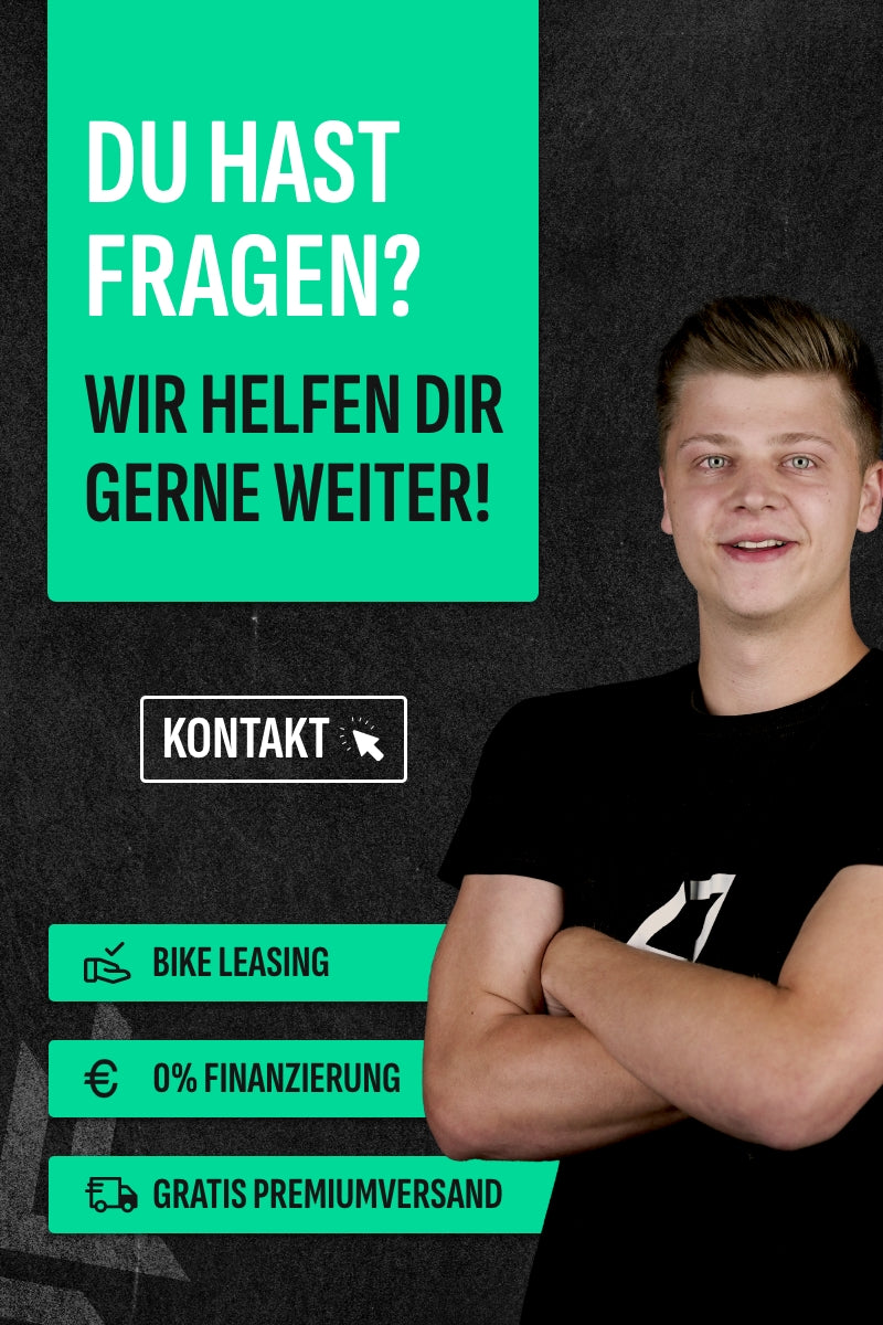 Mann mit schwarzem T-Shirt vor grünem Text: "Du hast Fragen? Wir helfen dir gerne weiter!" Angebote für Bike-Leasing.