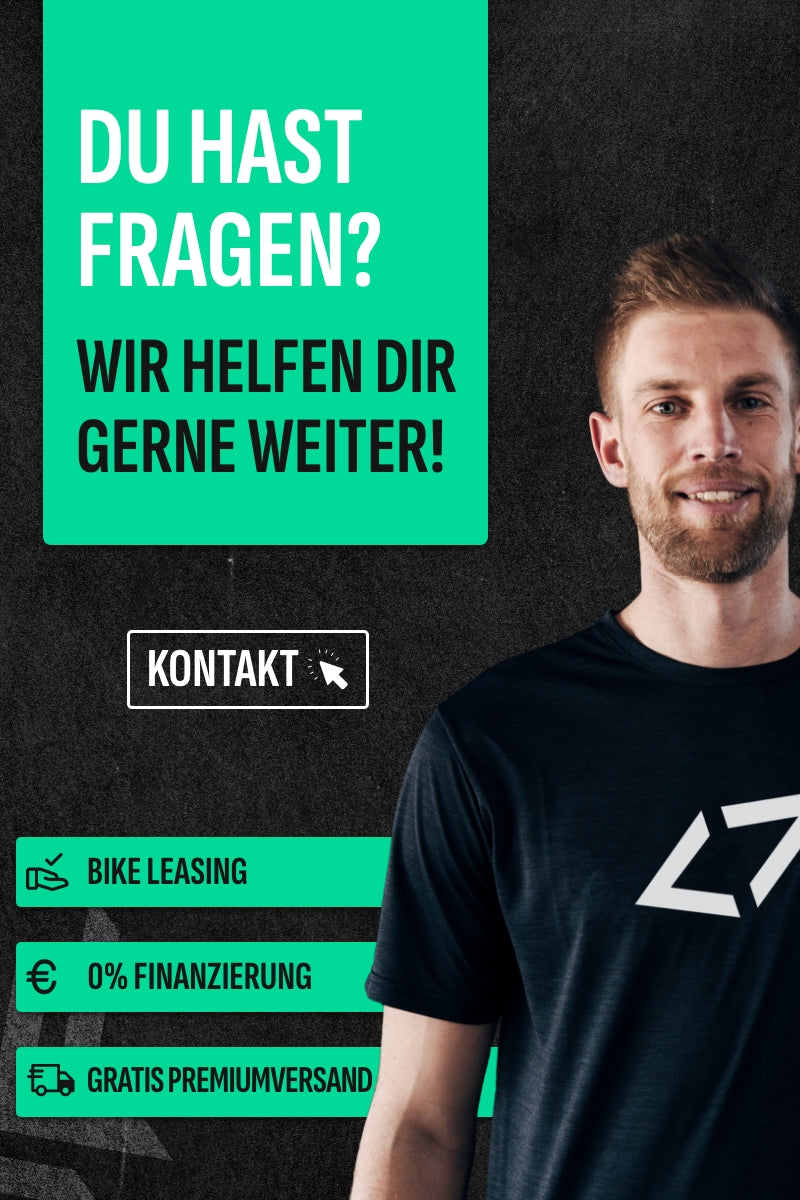 Werbebild für Fahrradleasing und Finanzierung mit Kontaktoption; Mann in dunklem Shirt rechts, Textblöcke links.