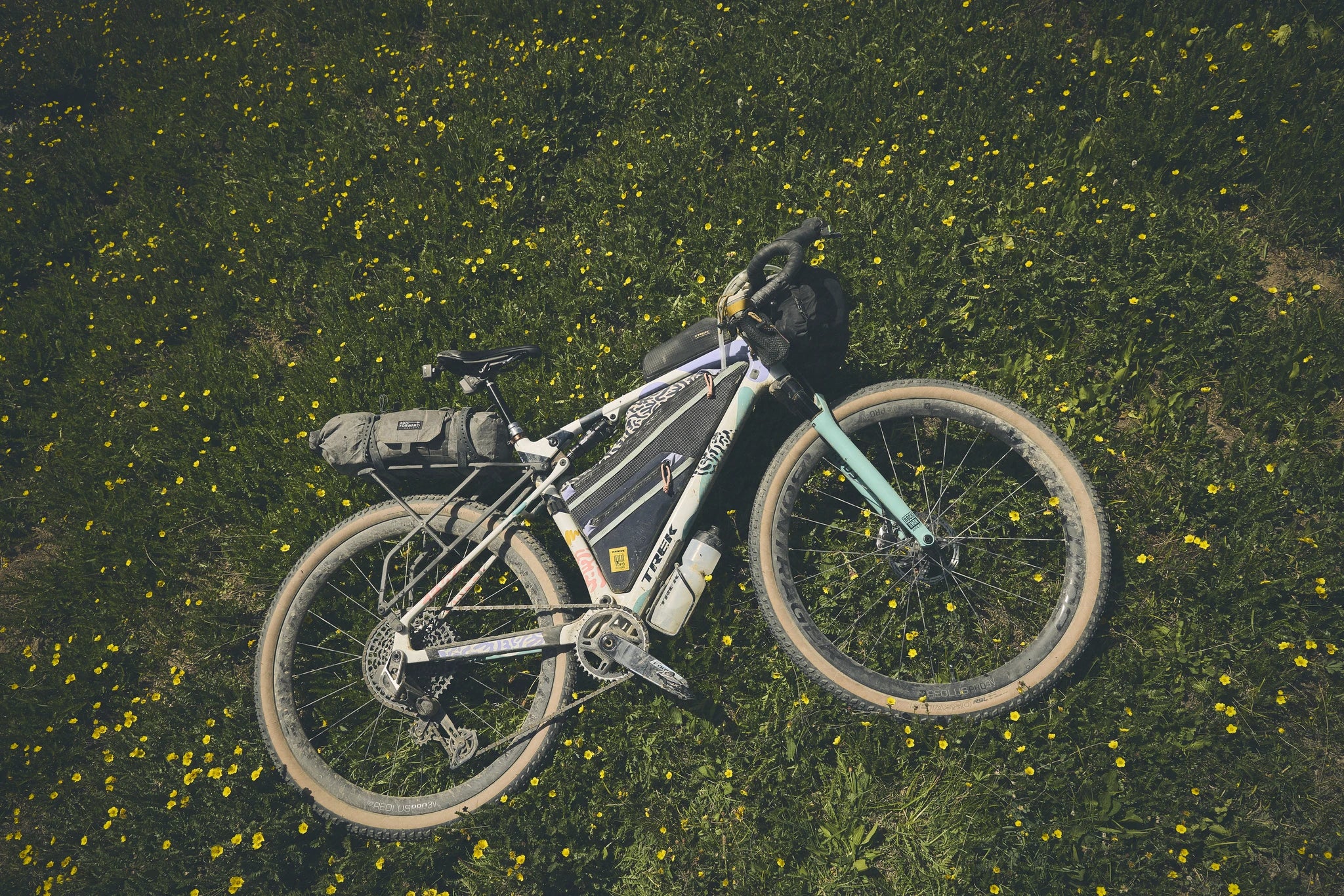 Trek Checkout vollgepackt mit Bikepacking accessoires - Taschen Getränke, Zubehör