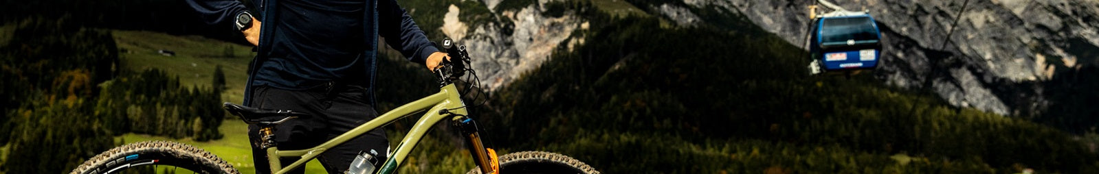 Mountainbike von GT Bicycles vor Bergkulisse mit Gondel im Hintergrund. Ideal für Offroad-Fans und Abenteuerlustige.