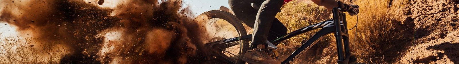 Mountainbike in Action auf staubigem Trail; NS Bikes, geeignet für Geländefahrten.
