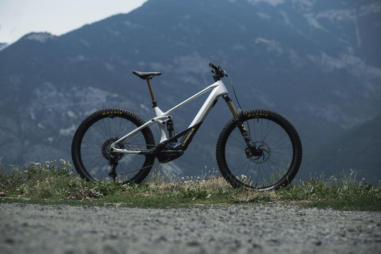 Orbea WILD M20 Halo Silver-Tanzanite Carbon View 2023 - Liquid-Life