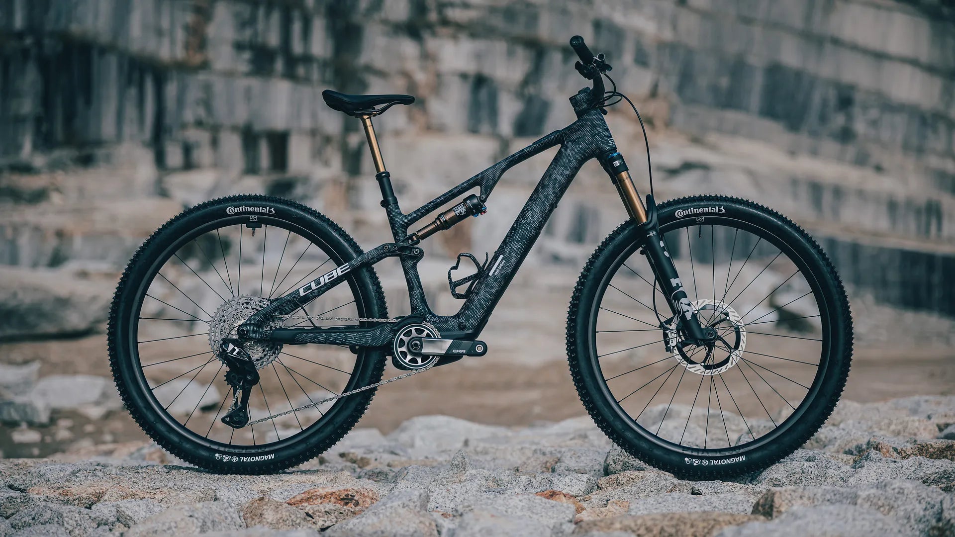 CUBE AMS HYBRID ONE44 C:68X SLT 400X
, robuste Vollfederung, geeignet für Offroad-Touren, mit Continental-Reifen.