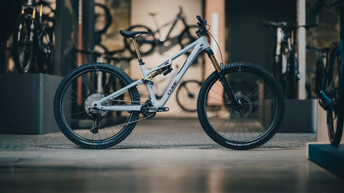 Hochwertiges Cube STEREO C:62 SLT
,  silber, im Fahrradladen ausgestellt. Ideal für Mountainbike-Enthusiasten.