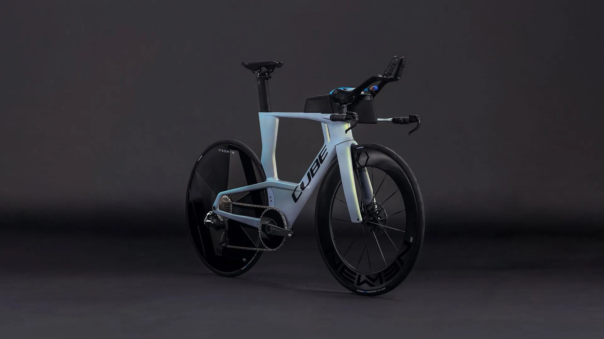 Aerodynamisches Cube Triathlon-Rad: Cube Aerium mit Scheibenrädern und Zeitfahrlenker, geeignet für Wettkampf und sportliche Fahrer.