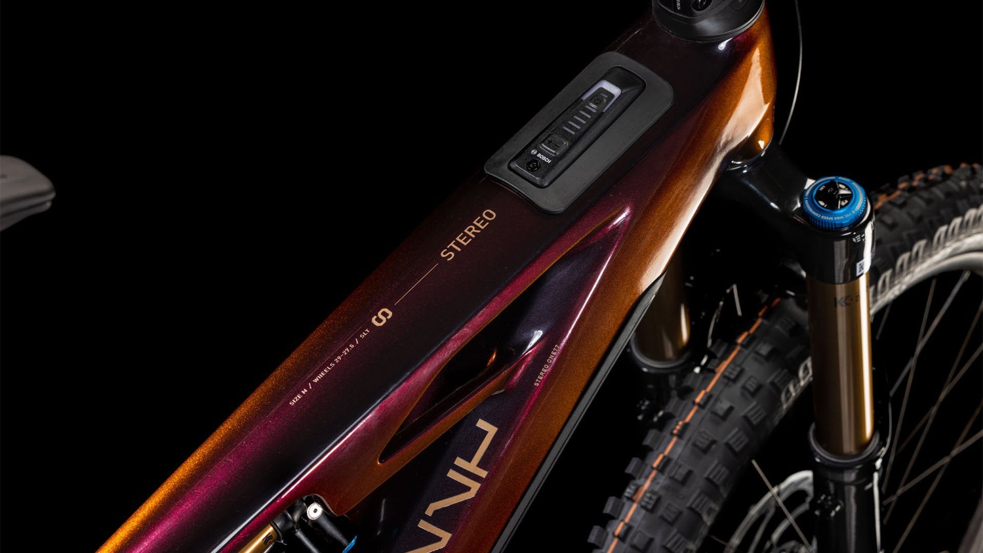 Nahaufnahme eines Cube Stereo E-Mountainbikes mit Bosch-Antrieb und markantem Farbverlauf auf dem Rahmen.