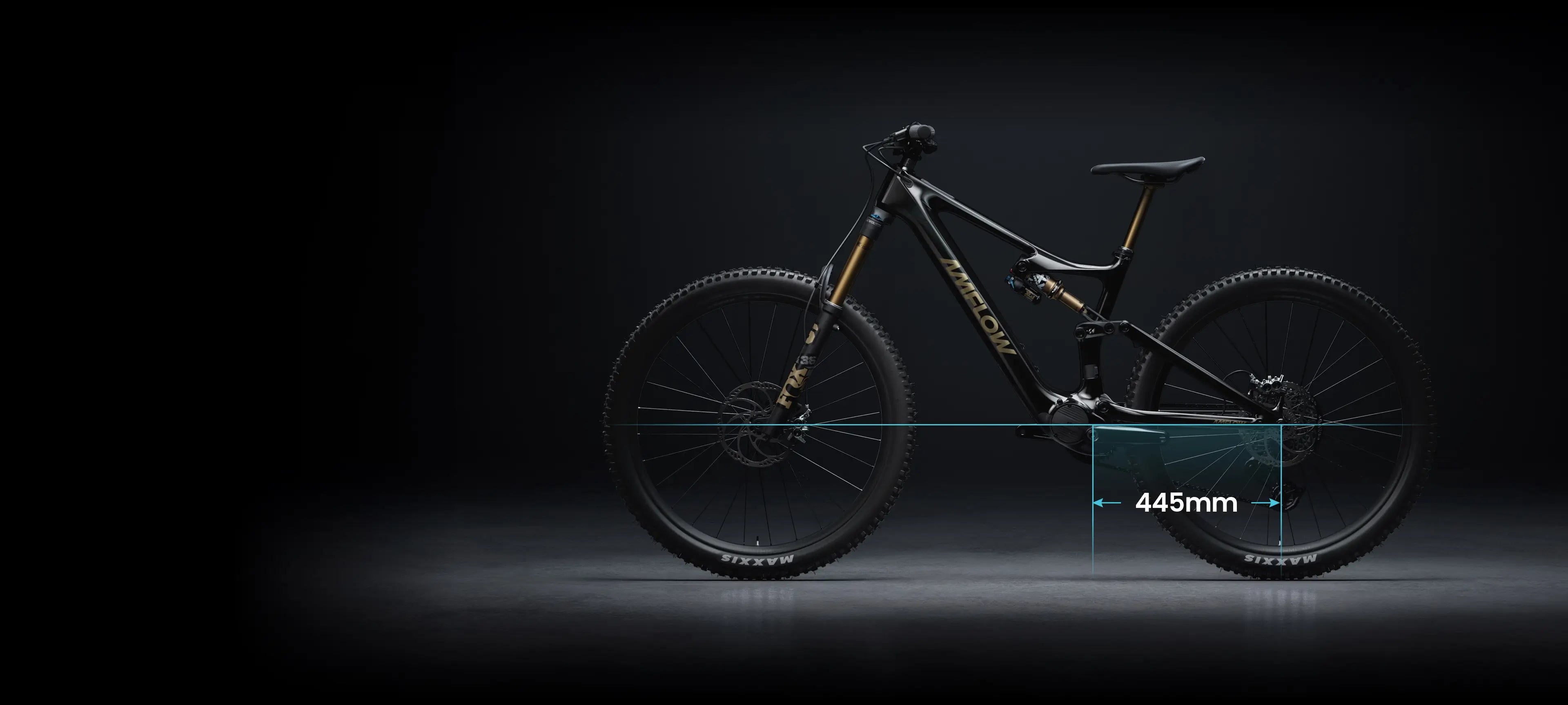Schwarzes Mountainbike Amflow mit 445 mm Kettenstrebenlänge, Fox-Federung, ideal für Offroad-Fahrten.